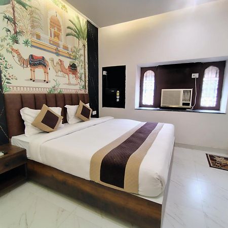 Hotel Mrk Варанаси Екстериор снимка
