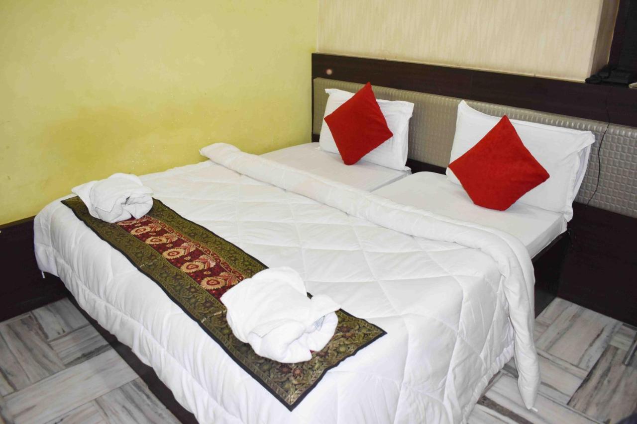 Hotel Mrk Варанаси Екстериор снимка