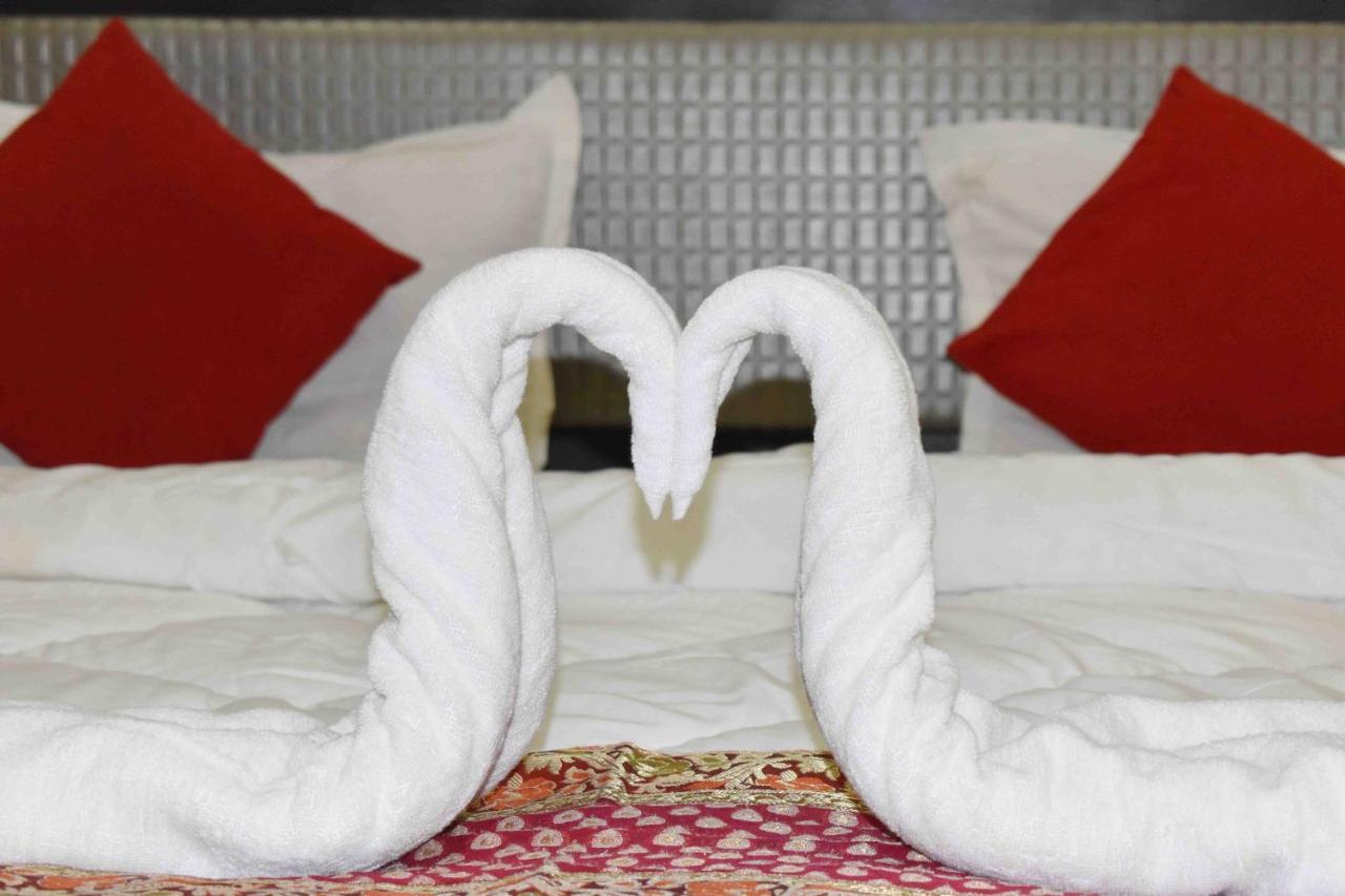 Hotel Mrk Варанаси Екстериор снимка