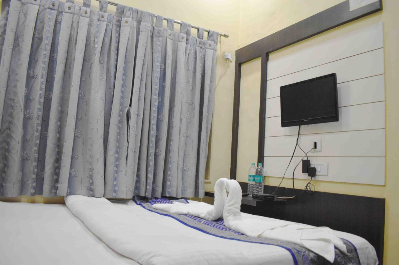 Hotel Mrk Варанаси Екстериор снимка