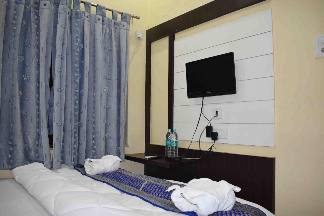 Hotel Mrk Варанаси Екстериор снимка