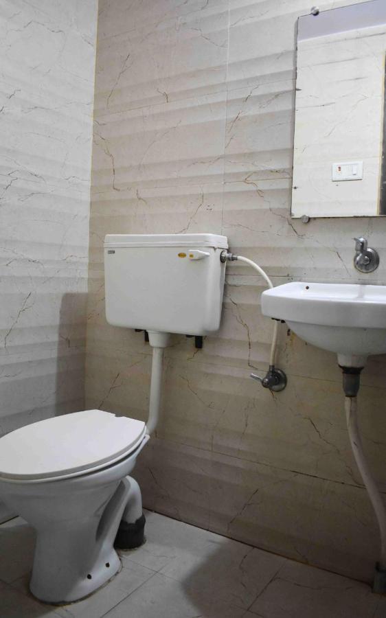 Hotel Mrk Варанаси Екстериор снимка