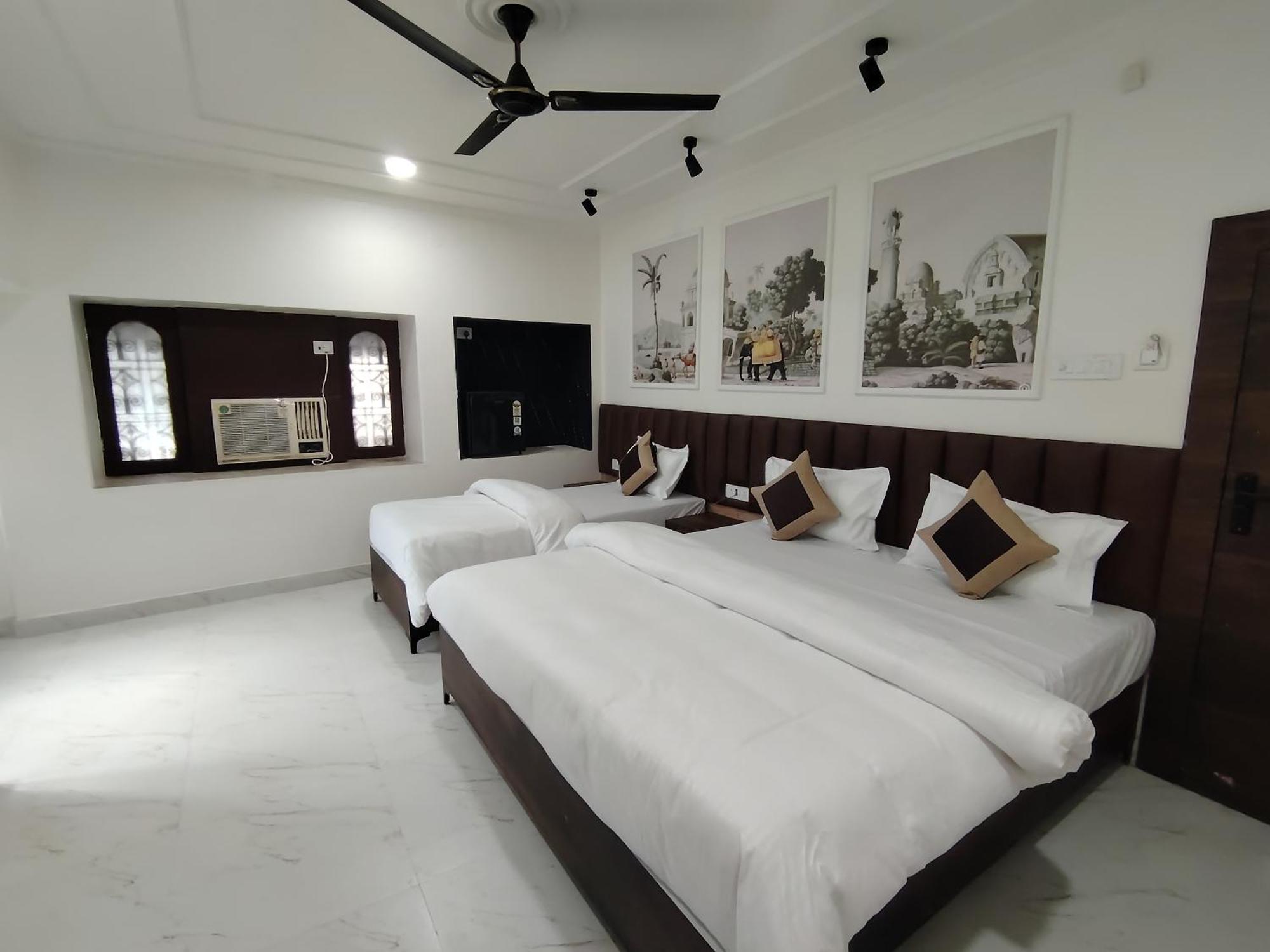 Hotel Mrk Варанаси Екстериор снимка