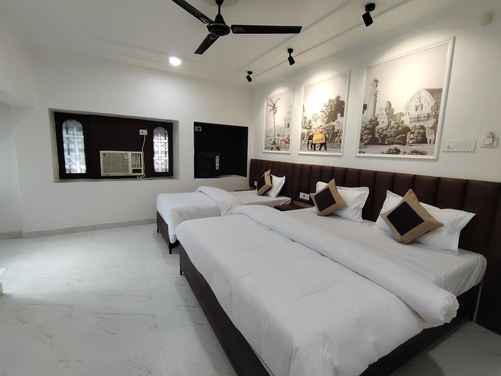 Hotel Mrk Варанаси Екстериор снимка