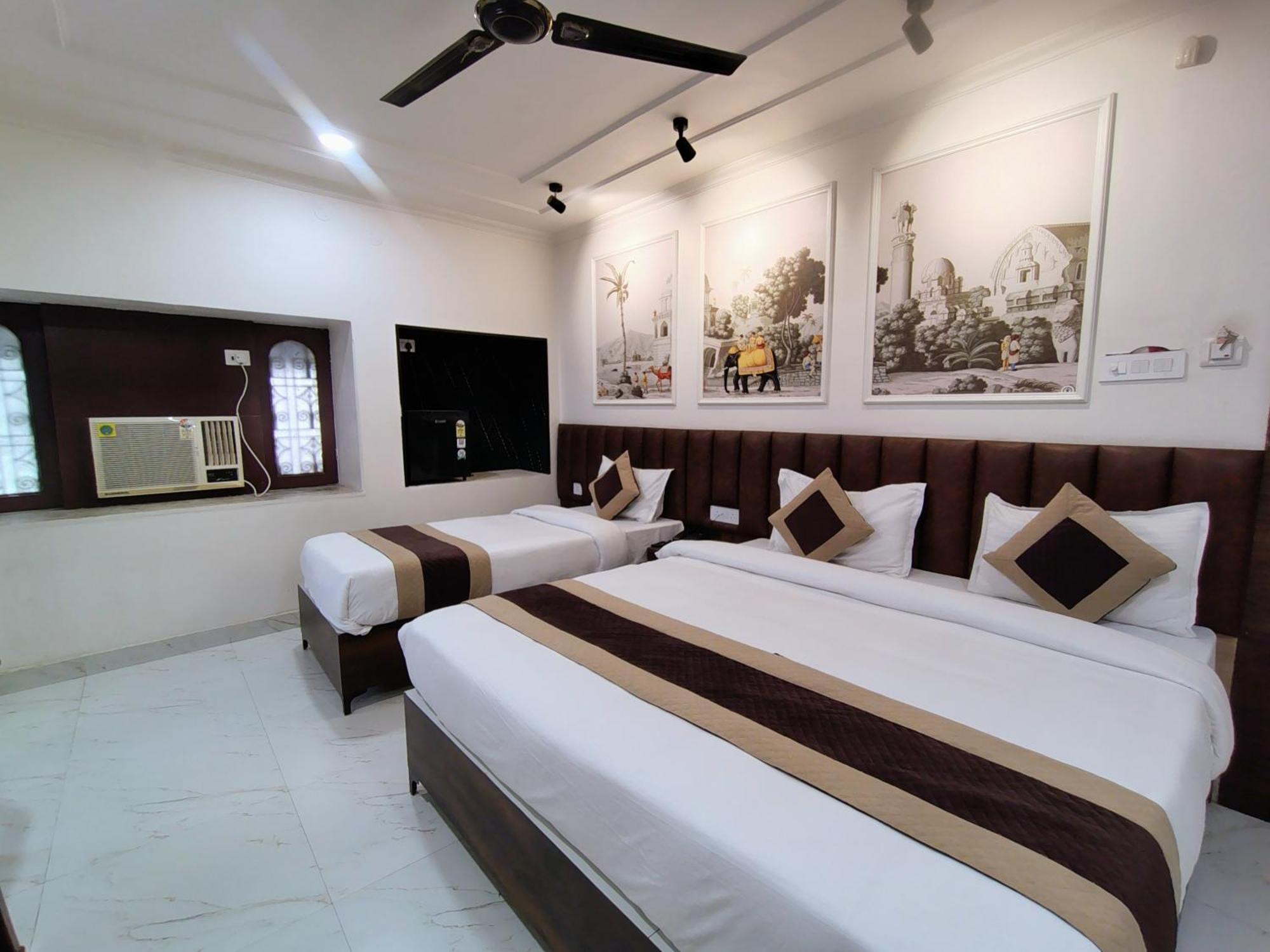 Hotel Mrk Варанаси Екстериор снимка