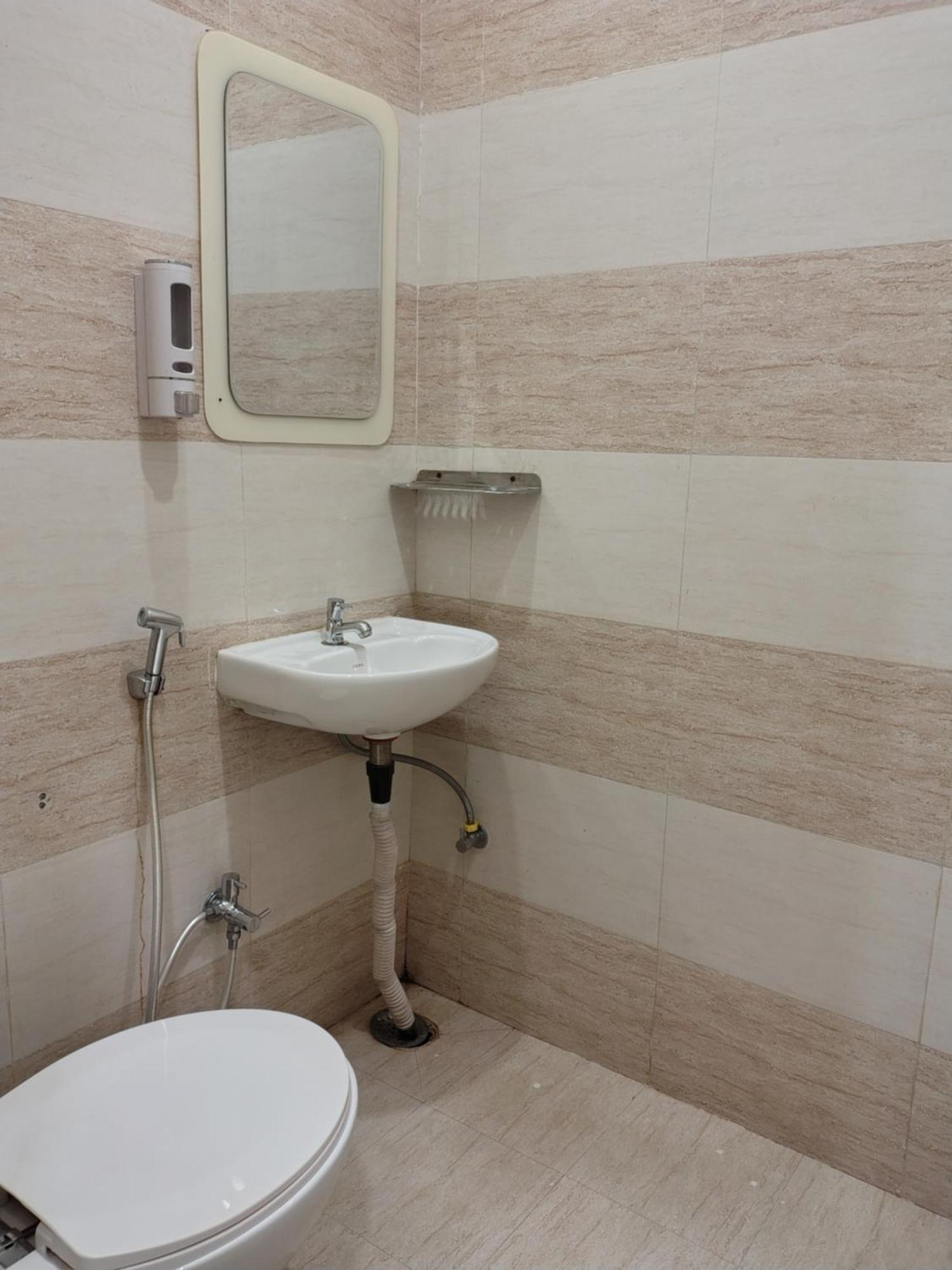 Hotel Mrk Варанаси Екстериор снимка