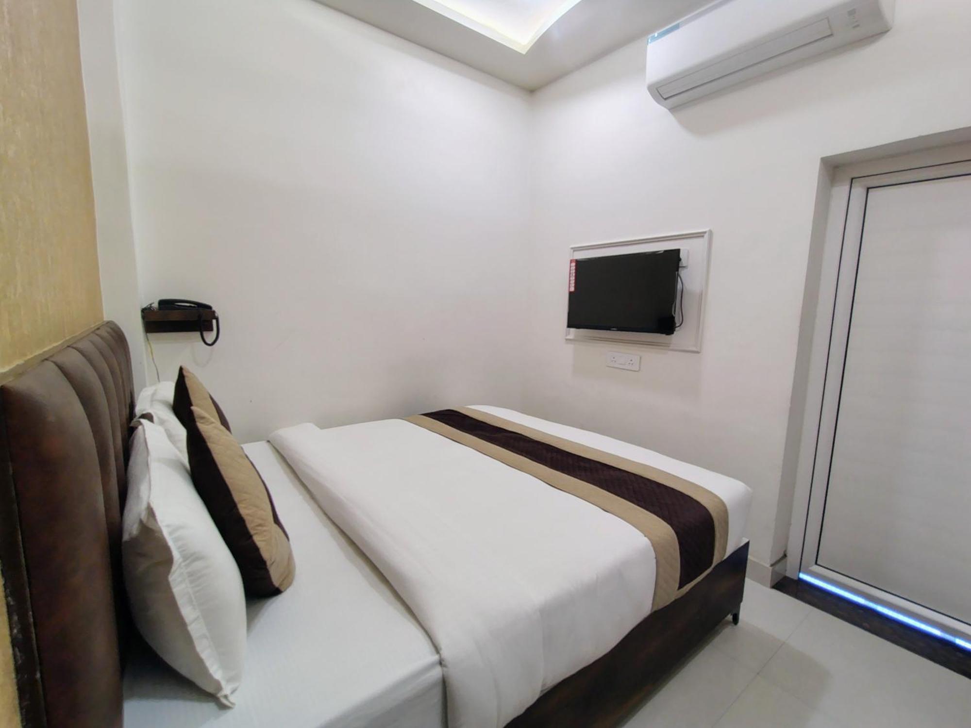 Hotel Mrk Варанаси Екстериор снимка