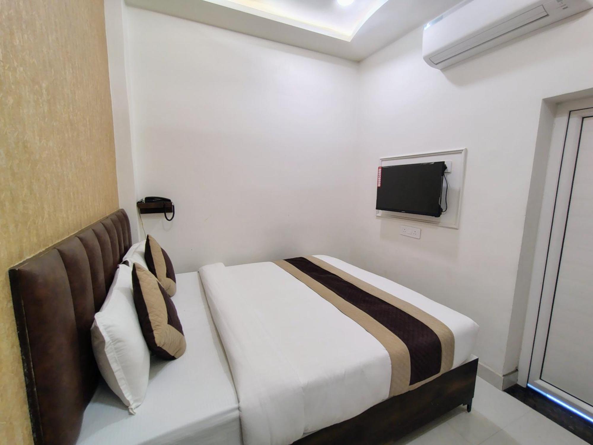 Hotel Mrk Варанаси Екстериор снимка