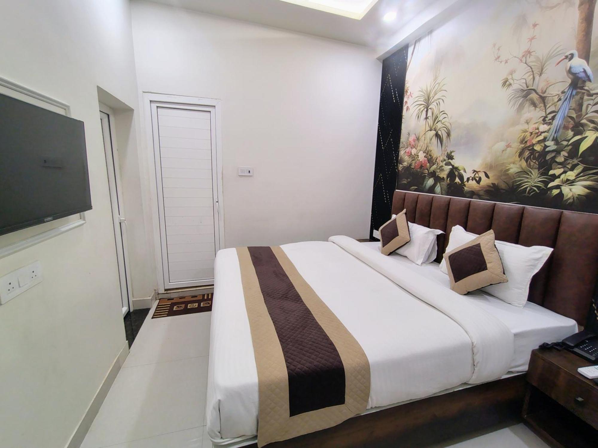 Hotel Mrk Варанаси Екстериор снимка