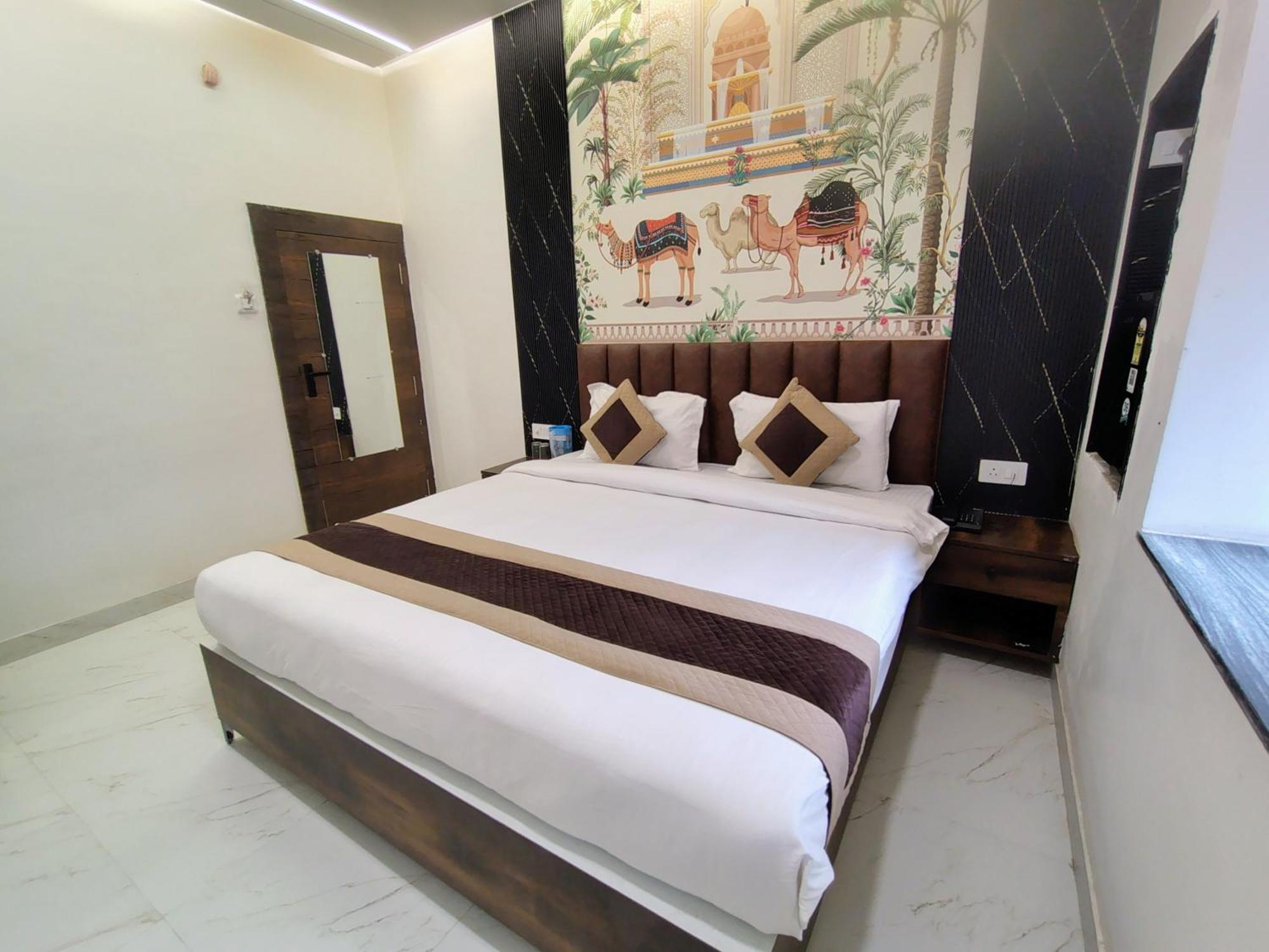 Hotel Mrk Варанаси Екстериор снимка