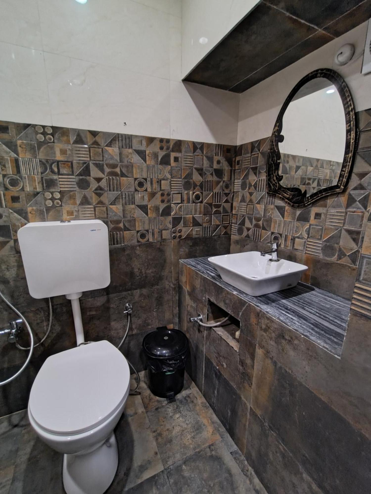 Hotel Mrk Варанаси Екстериор снимка