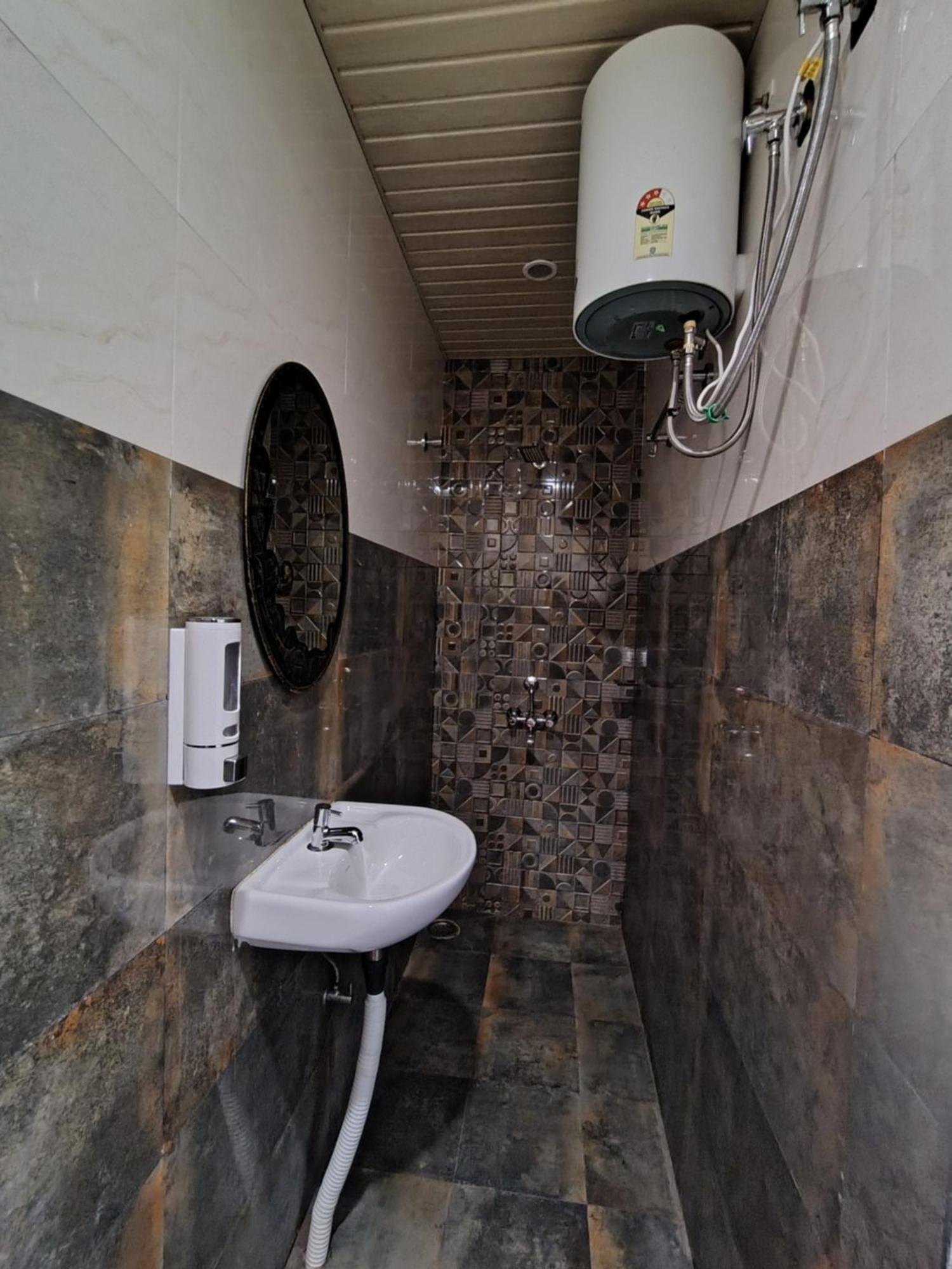Hotel Mrk Варанаси Екстериор снимка